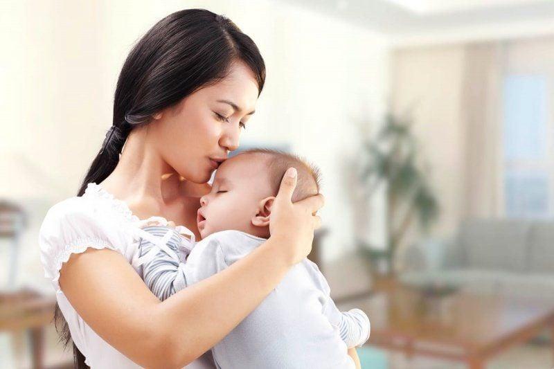 Bé gái sơ sinh ngủ