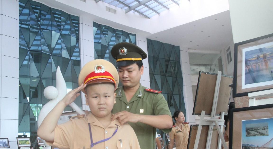 Cảnh sát giao thông tuýt còi trong mơ