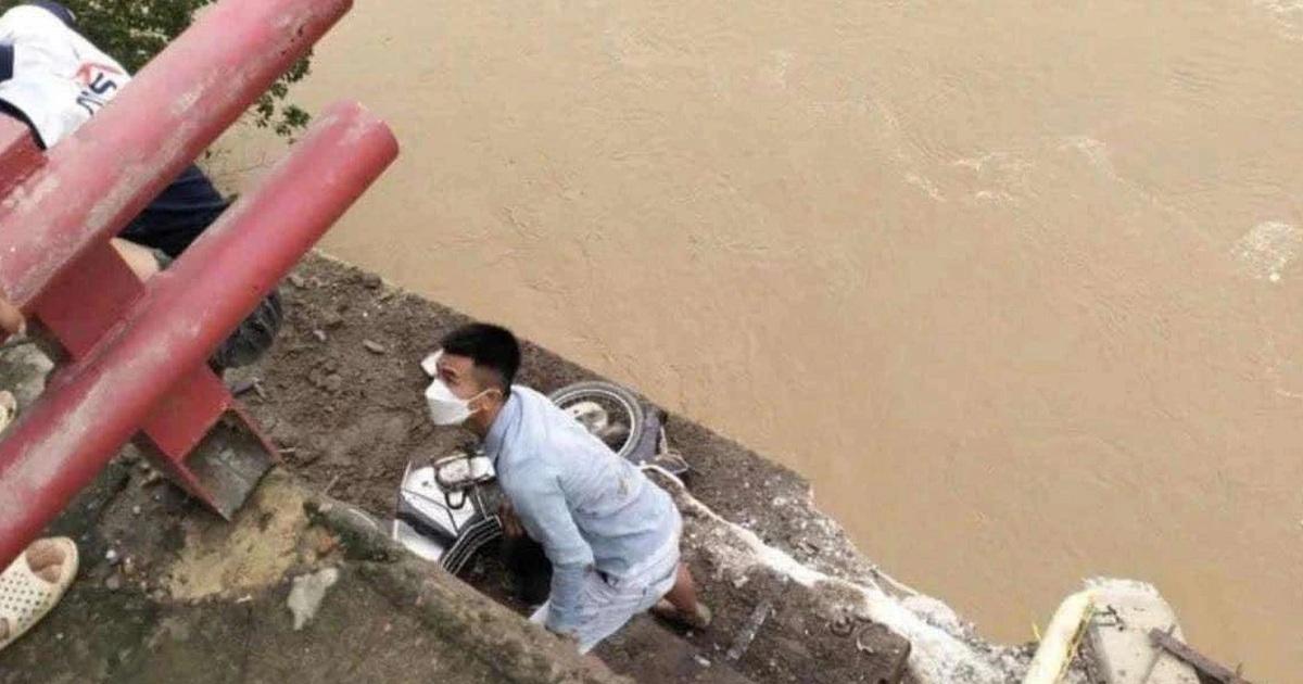 Cầu sập khi đang đi qua