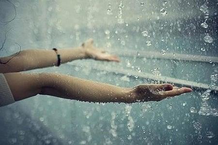 Giải mã giấc mơ thấy tắm mưa
