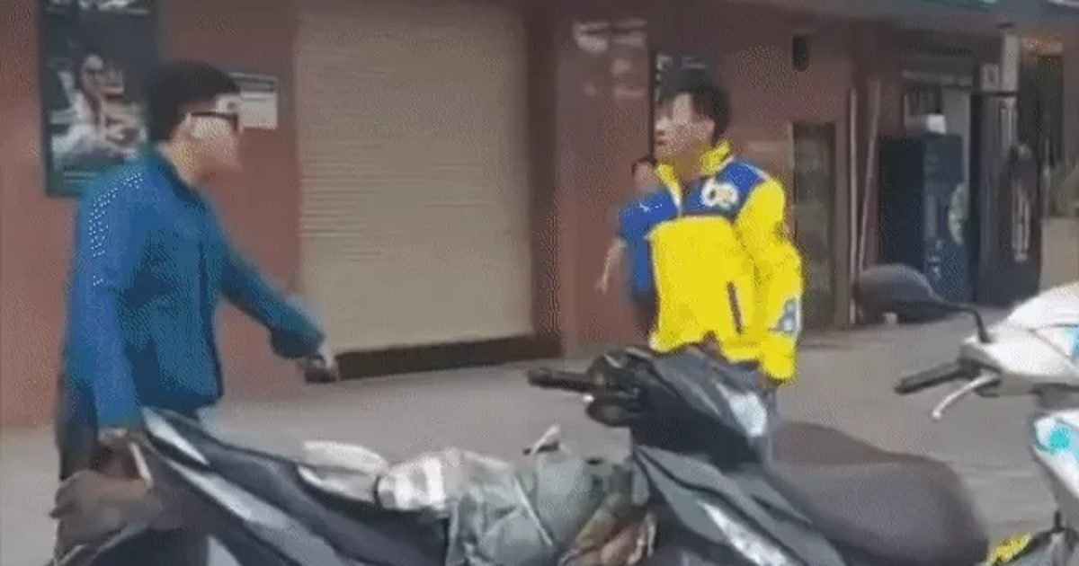 Lượm được điện thoại mới trong mơ