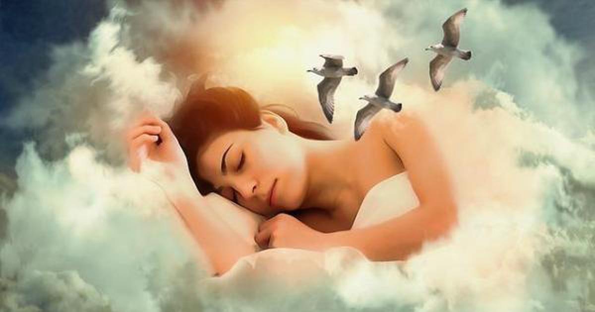 Mơ thấy không mặc quần áo trước đám đông