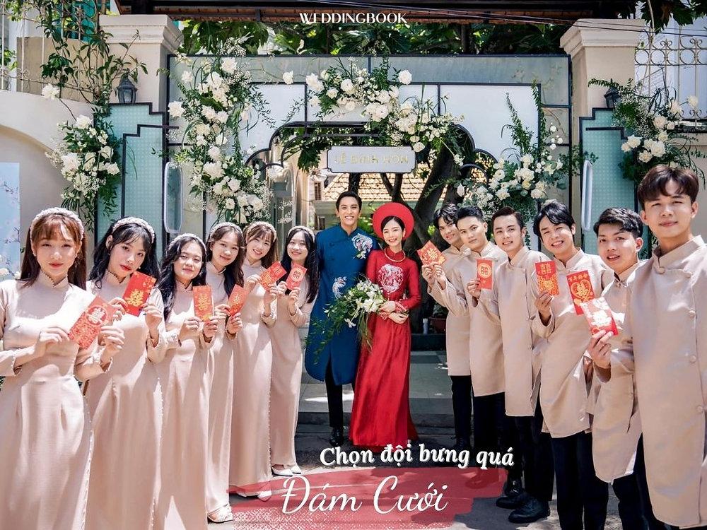 Người khác bưng quả đám cưới
