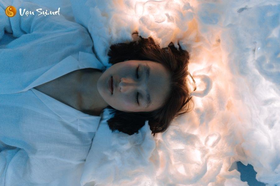 Nằm mơ thấy người lạ giúp đỡ